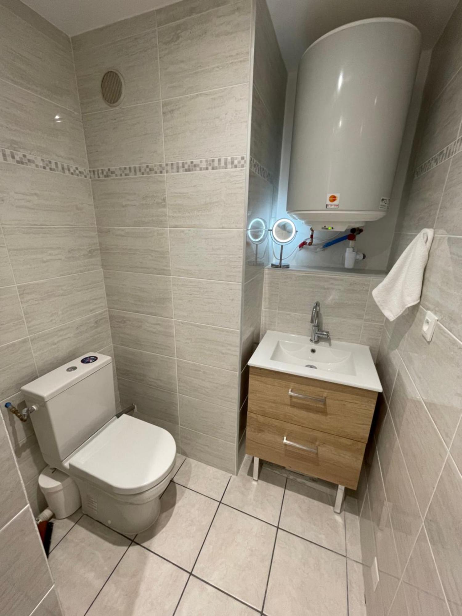 Appartement Ou Studio En Hyper Centre, Pour La Plage Et La Rue Pietonne Il Suffit De Traverser La Rue , Voir La Photo Principale أنديرنو لي بان المظهر الخارجي الصورة